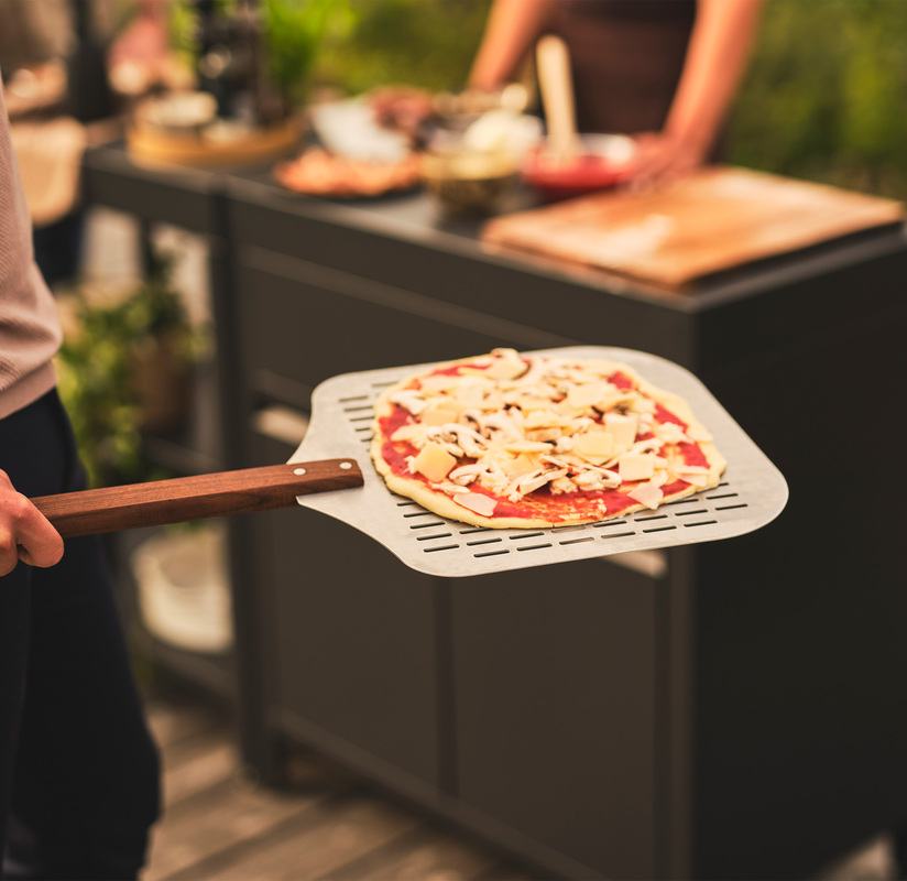 Perforeret pizzaspade Aluminium/ask